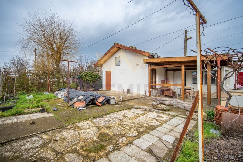 Продава КЪЩА, област Добрич, с. Безводица • 65000 € / 127128.95 лв. • 46447930 1 — Holmes.bg Продава КЪЩА, област Добрич, с. Безводица • 65000 € / 127128.95 лв. • 46447930 1