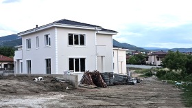 Продава Къща, с. Белащица
