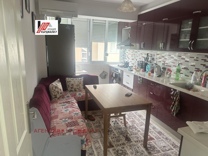 Продава 3-СТАЕН, град Кърджали, Център • 110000 € / 215141.30 лв. • 19965912 1 — Holmes.bg Продава 3-СТАЕН, град Кърджали, Център • 110000 € / 215141.30 лв. • 19965912 1