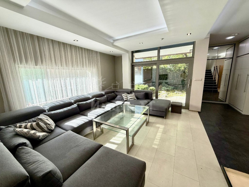 Продава КЪЩА, град София, Бъкстон • 715000 € / 1398418.45 лв. • 28709817 1 — Holmes.bg Продава КЪЩА, град София, Бъкстон • 715000 € / 1398418.45 лв. • 28709817 1