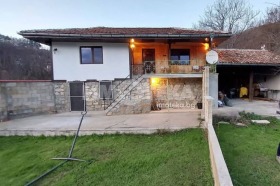Продава Къща, с. Черни връх