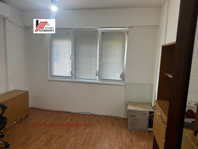 Продава 3-СТАЕН, гр. Кърджали, Възрожденци, снимка 1 - Aпартаменти - 47328049