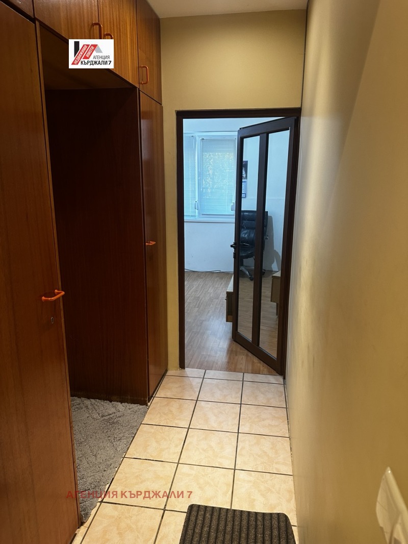 Продава 3-СТАЕН, гр. Кърджали, Възрожденци, снимка 2 - Aпартаменти - 47328049