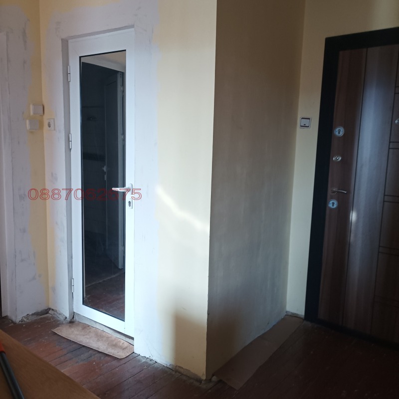 Продава ЕТАЖ ОТ КЪЩА, гр. Кюстендил, Бузлуджа, снимка 2 - Етаж от къща - 52784204