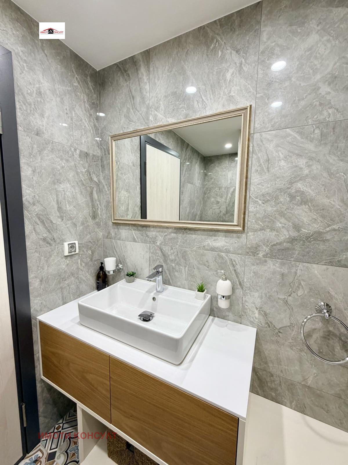 Продава МНОГОСТАЕН, гр. Велико Търново, Център, снимка 7 - Апартаменти - 53765348