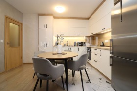 2 makuuhuonetta Zona B-5-3, Sofia