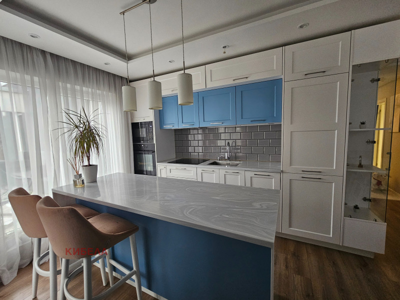 Продава  4-стаен град Плевен , Идеален център , 135 кв.м | 82539140