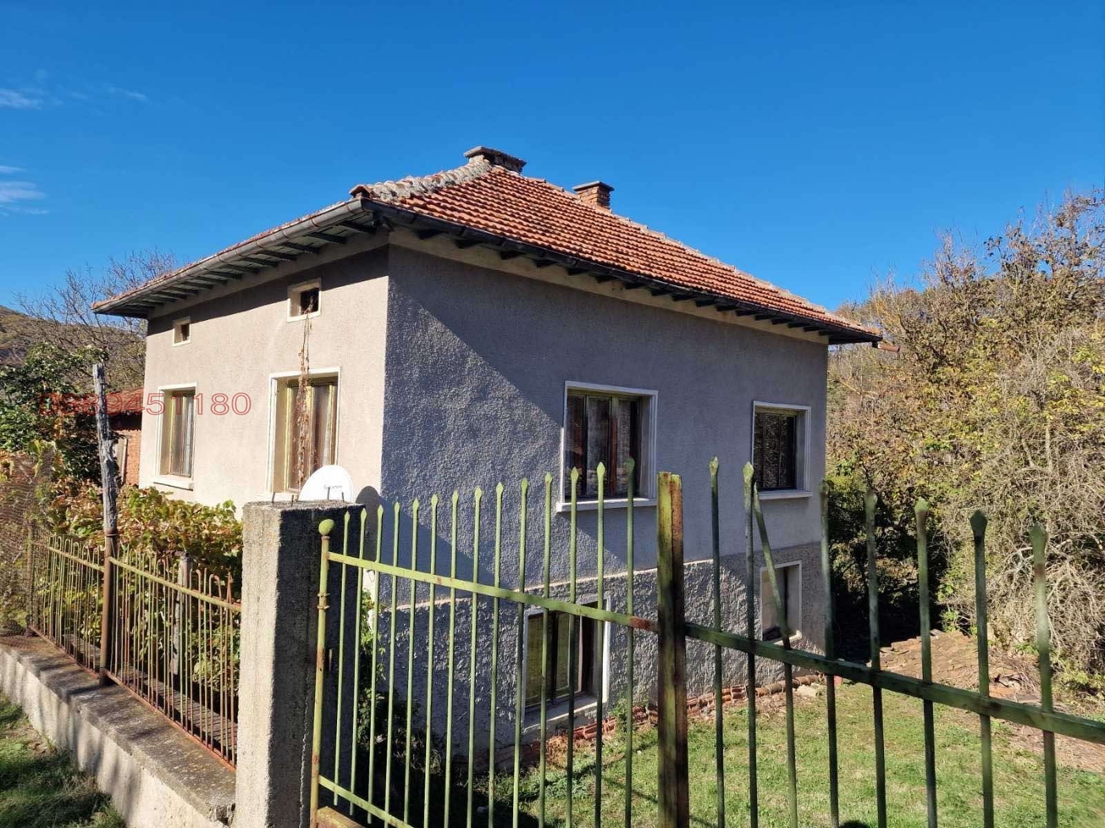 Продава КЪЩА, с. Петрич, област София област