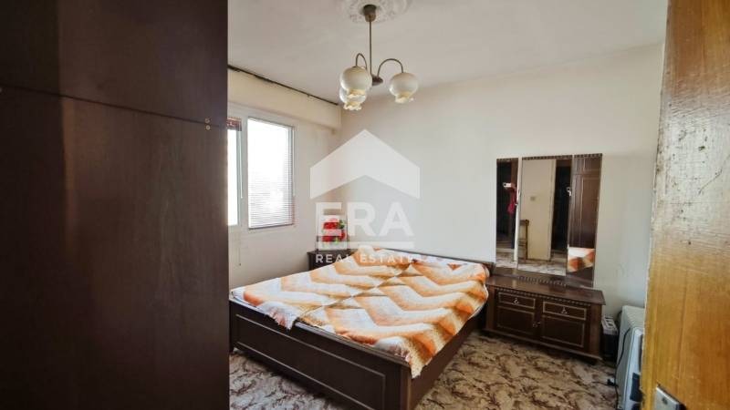 Продава 4-СТАЕН, гр. Търговище, Запад 2, снимка 2 - Апартаменти - 52570508