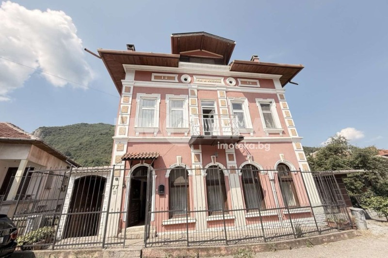 Продава КЪЩА в област Ловеч, с. Гложене - 490 кв.м / 224 900 € » 439 866.17 лв., ИМОТЕКА