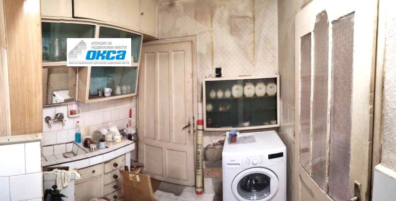 Продава ЕТАЖ ОТ КЪЩА, гр. Плевен, Широк център, снимка 2 - Етаж от къща - 54627197