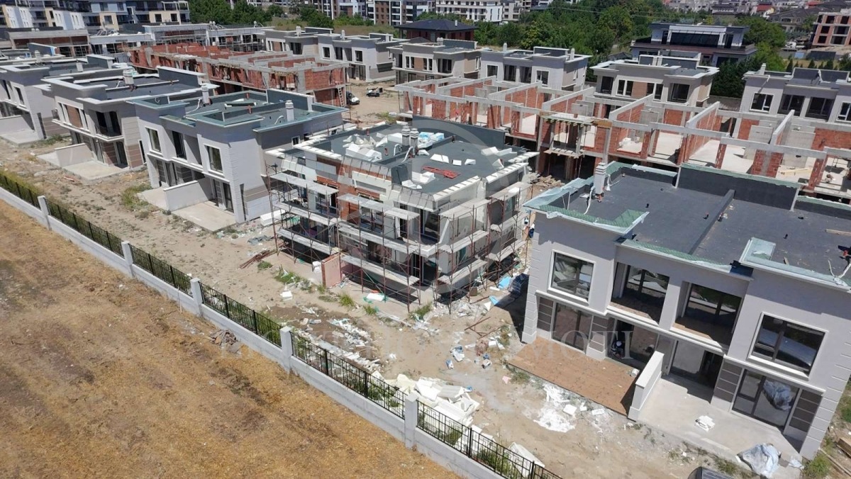 Продава КЪЩА, гр. Пловдив, Остромила, снимка 2 - Къщи - 52040602