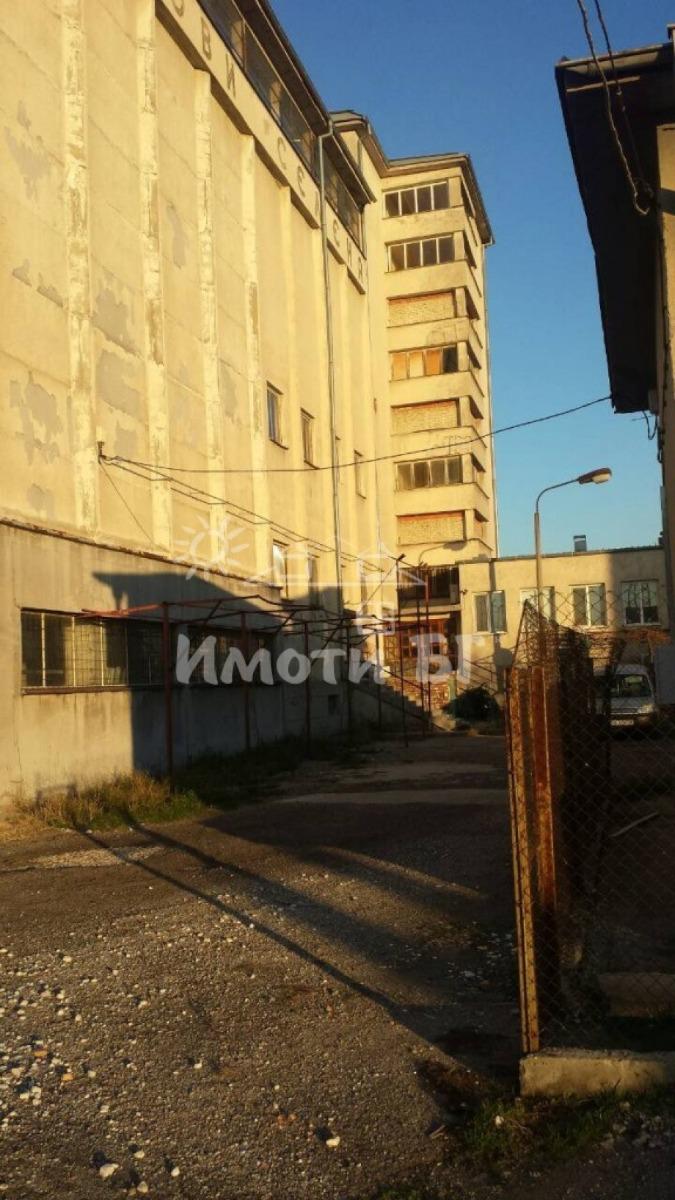 Продава  Склад град Пловдив , Индустриална зона - Север , 25700 кв.м | 28309818 - изображение [5]