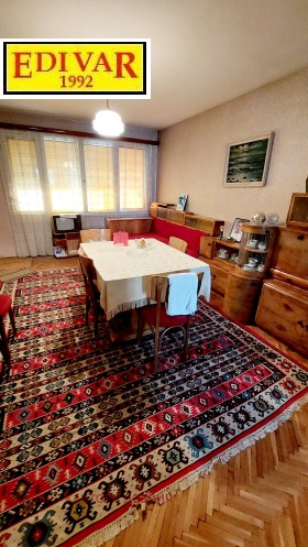 Продава 4-стаен град Добрич Център - [1] 