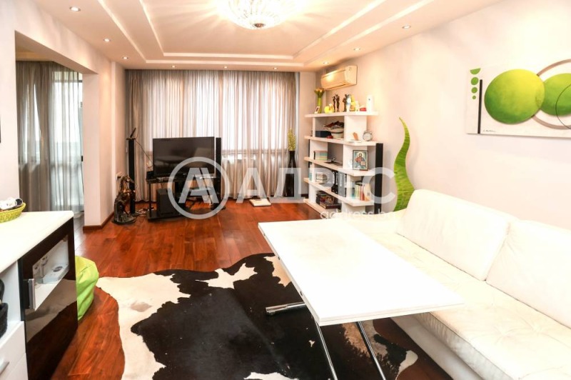 Продава 3-СТАЕН, гр. София, Център, снимка 2 - Апартаменти - 52693210