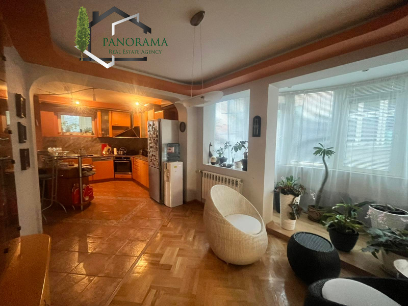 Продава ЕТАЖ ОТ КЪЩА в град Шумен, Военно училище - 110 кв.м / 175 000 € » 342 270.25 лв., ПАНОРАМА