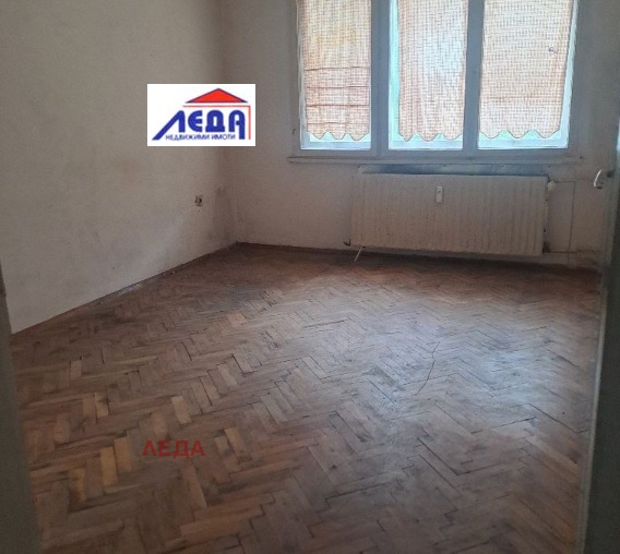 Eladó  2 hálószobás Pleven , 9-ti kvartal , 100 négyzetméter | 63540590