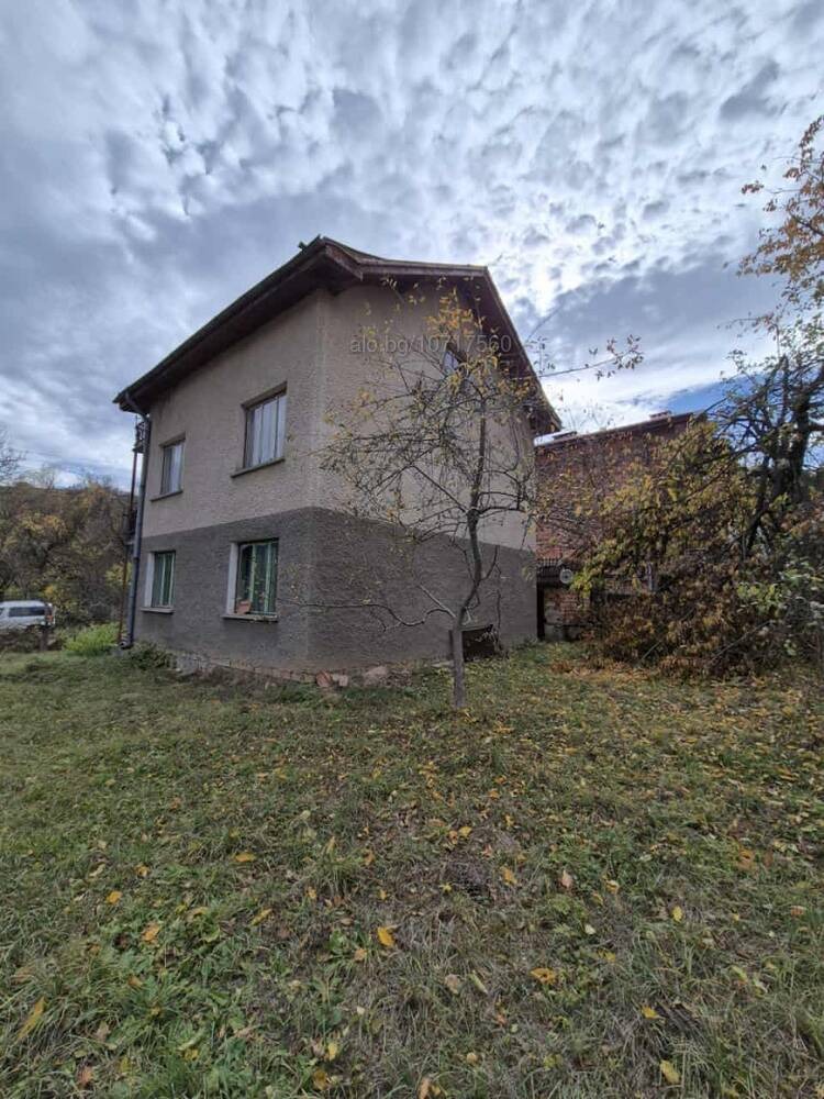 Продава КЪЩА, с. Лакатник, област София област