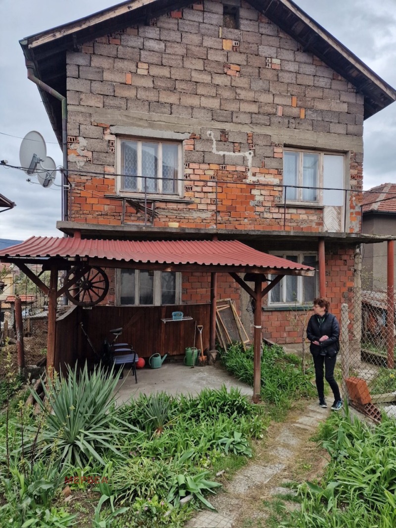 Продава КЪЩА в град Перник, Байкушева махала - 204 кв.м / 96 000 € » 187 759.68 лв., МЕРБЕА