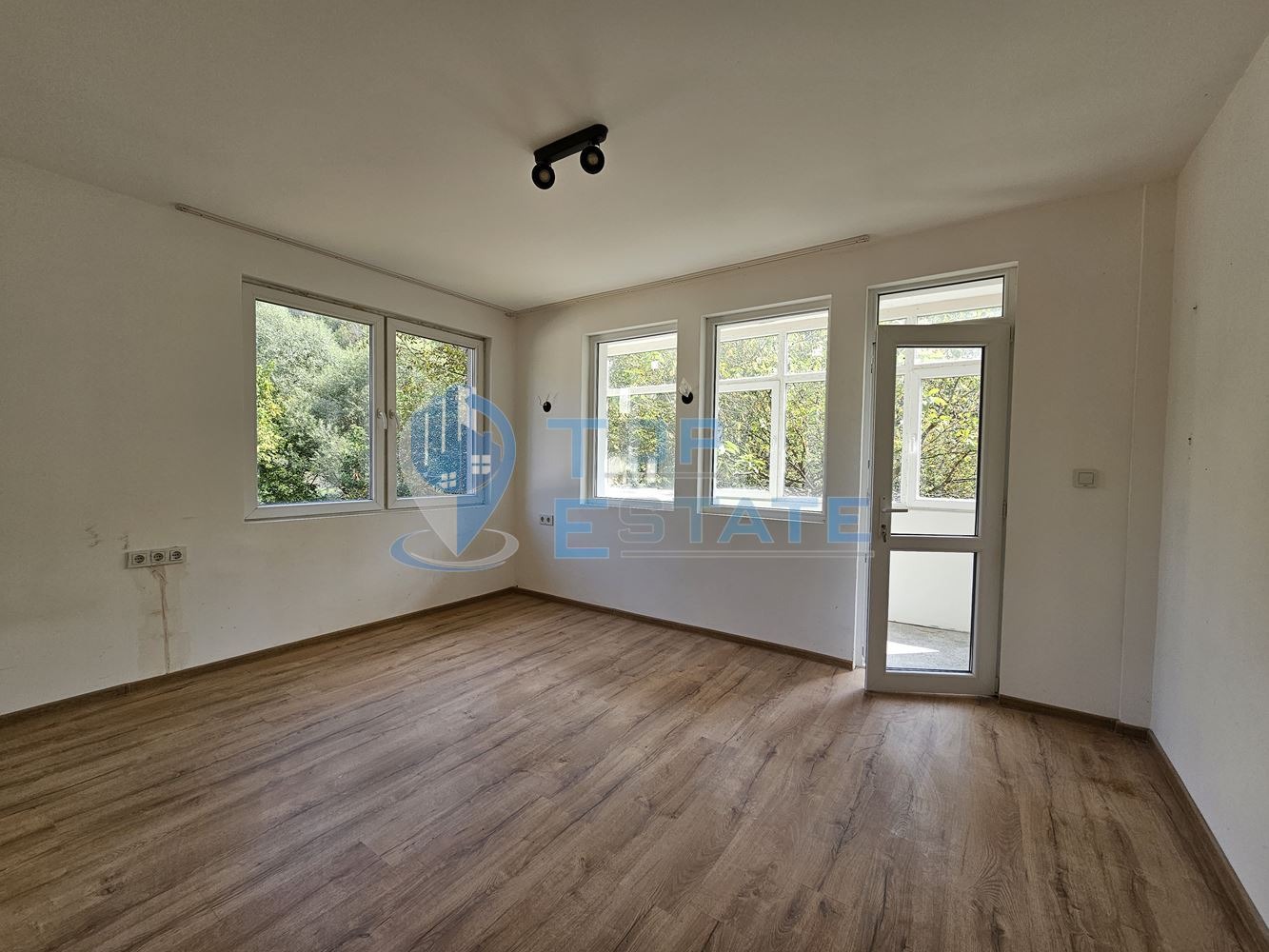 Продава 4-СТАЕН, гр. Велико Търново, Асенов, снимка 2 - Апартаменти - 42259535