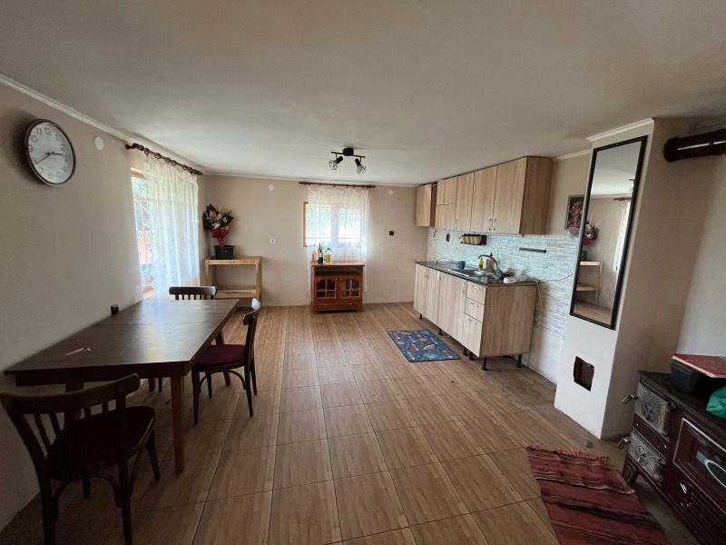 Продава ВИЛА, гр. Казанлък, област Стара Загора, снимка 2 - Вили - 52236819