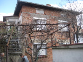 Продажба на имоти в гр. Стрелча, област Пазарджик - изображение 4 