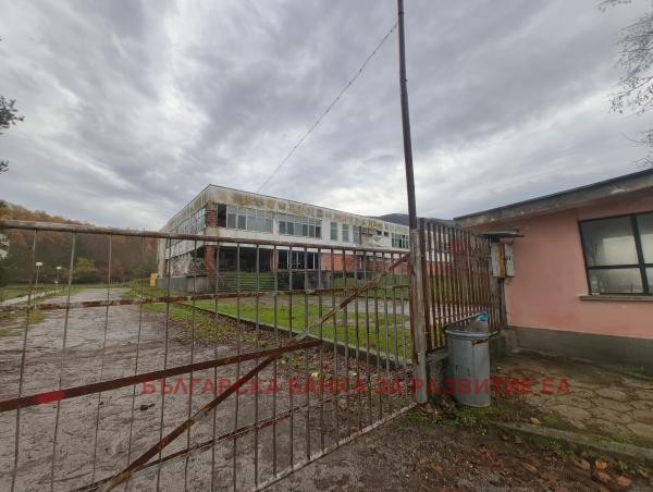 Продава ПРОМ. ПОМЕЩЕНИЕ, с. Лесидрен, област Ловеч, снимка 2 - Производствени сгради - 55884603
