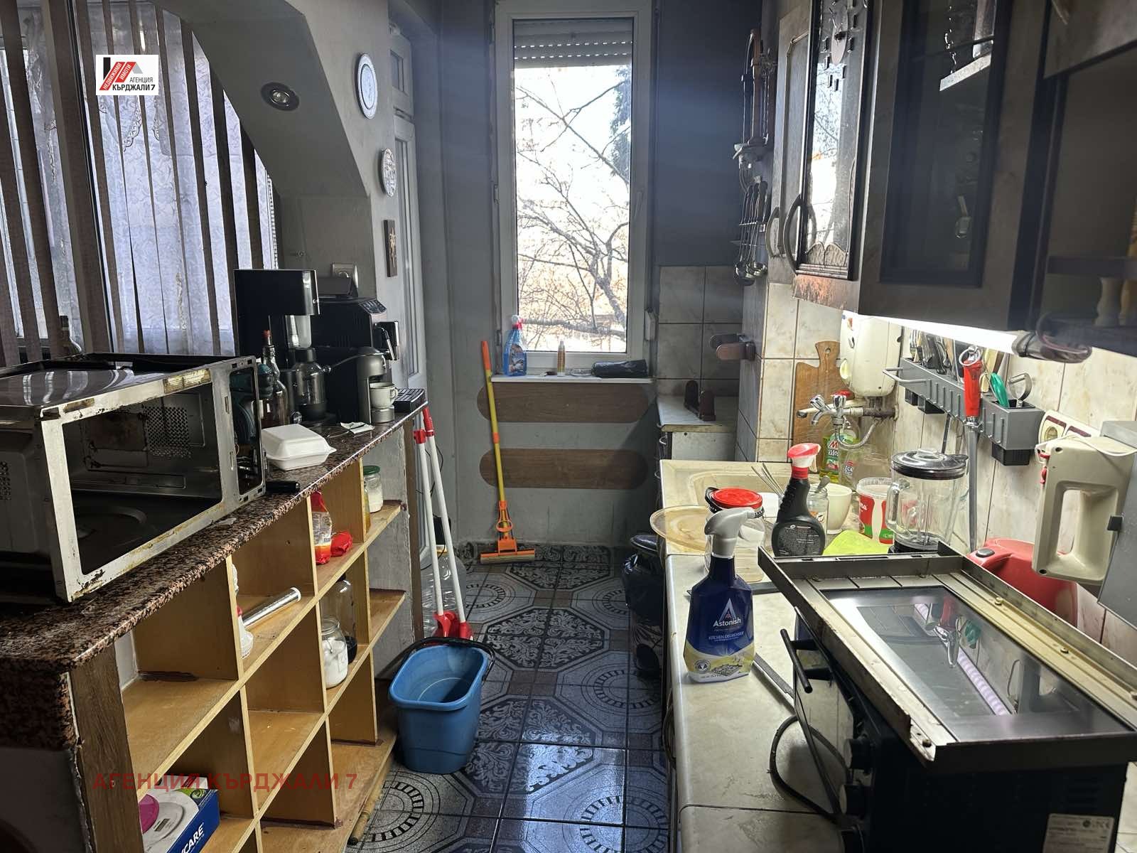 Продава МНОГОСТАЕН, гр. Кърджали, Веселчане, снимка 11 - Апартаменти - 54326681