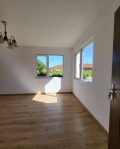 Продава КЪЩА, област Пазарджик, с. Звъничево • 55000 € / 107570.65 лв. • 71486296 5