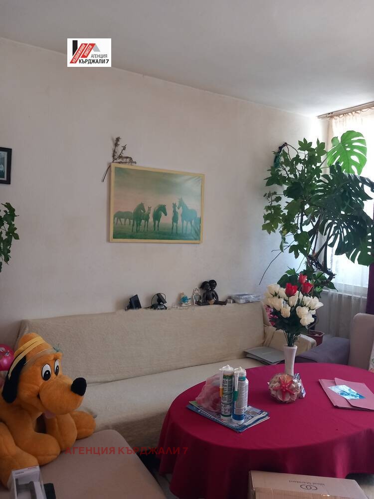 Продава МНОГОСТАЕН, гр. Кърджали, Веселчане