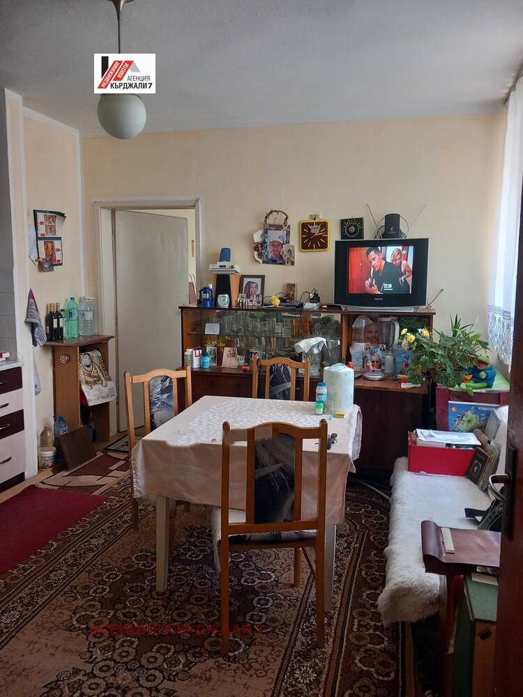 Продава МНОГОСТАЕН, гр. Кърджали, Веселчане, снимка 2 - Апартаменти - 54342289