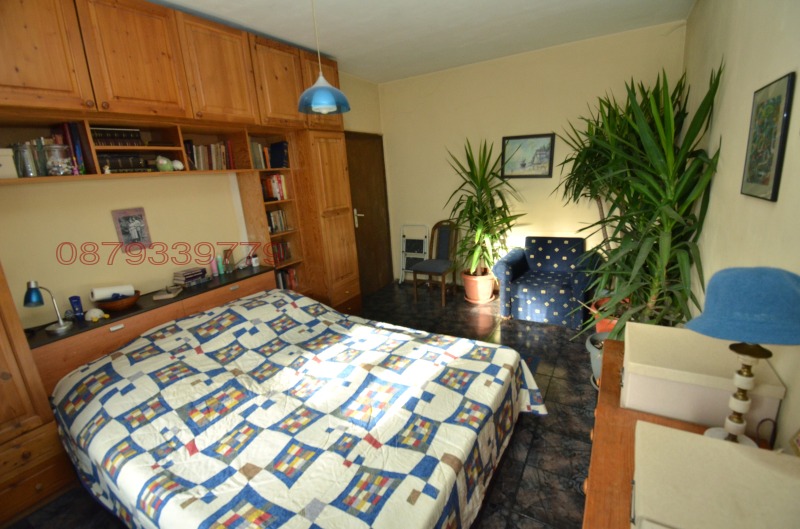 Продава ЕТАЖ ОТ КЪЩА, гр. София, Изток