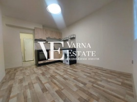 1 chambre Kolhozen pazar, Varna 1