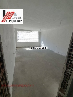 1 chambre Vazrojdentsi, Kardjali