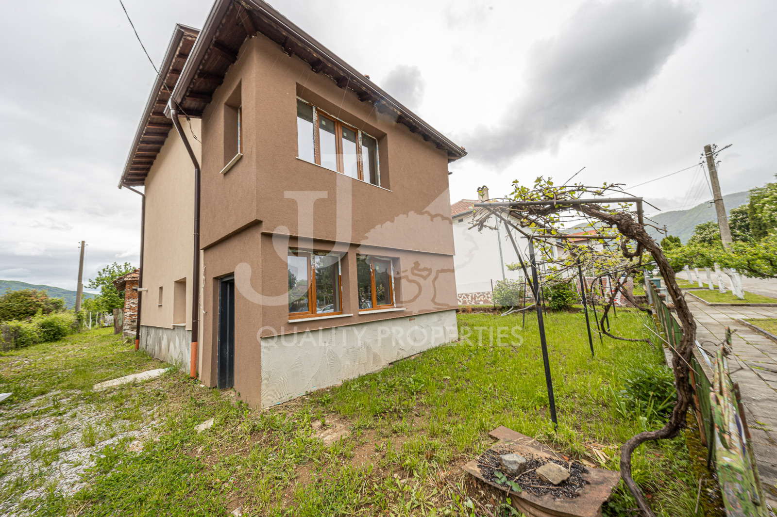 Продава КЪЩА, гр. Правец, област София област