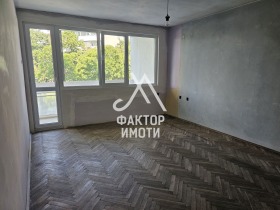 2 Schlafzimmer Tschajka, Warna