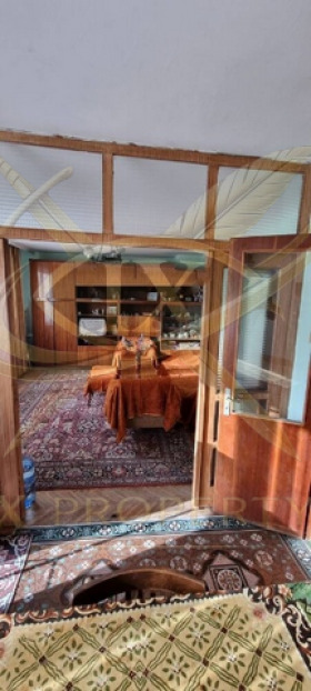 Продава МНОГОСТАЕН, гр. Бургас, Славейков, снимка 2 - Апартаменти - 56077002