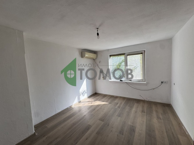 Продава ЕТАЖ ОТ КЪЩА, гр. Шумен, 2-ри корпус, снимка 2 - Етаж от къща - 52245543