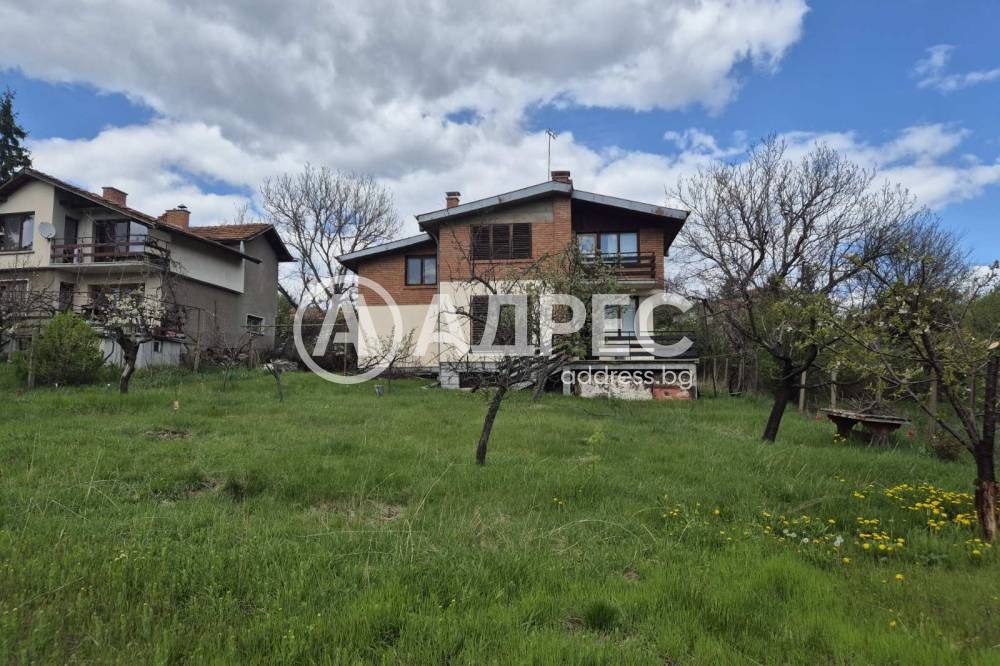 Продава КЪЩА, с. Гурмазово, област София област