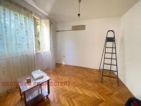 3-стаен град Варна, Погреби