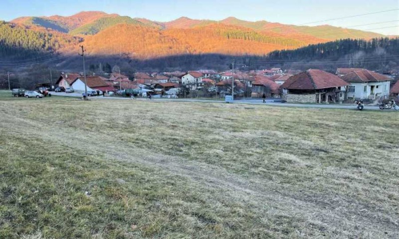 Продава ПАРЦЕЛ в област Ловеч, гр. Априлци - 3793 кв.м / 70 000 € » 136 908.10 лв., СУПРИММО ОФИСИ В СТРАНАТА