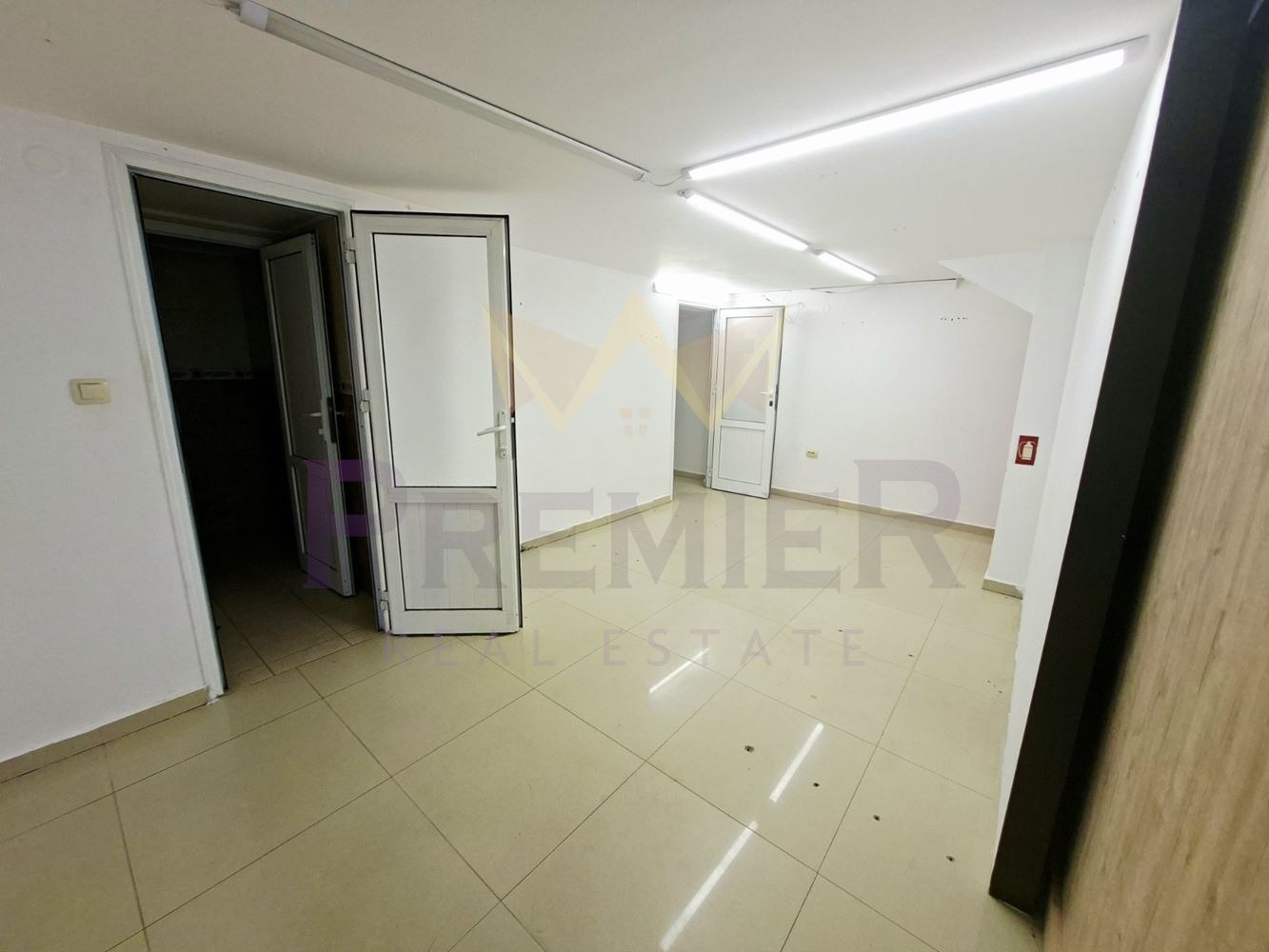Продава МАГАЗИН, гр. Варна, ЖП Гара, снимка 4 - Магазини - 55625804