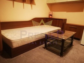 Studio Colhozen pazar, Varna