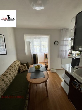2 Schlafzimmer Kajsiewa gradina, Warna 3