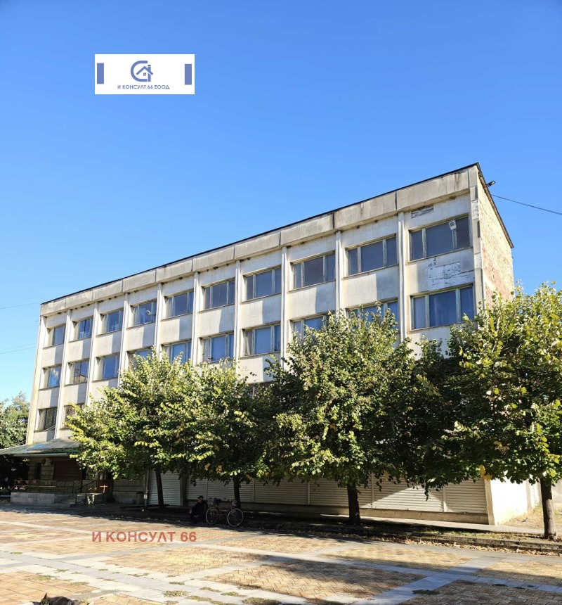 Продава САМОСТОЯТЕЛНА СГРАДА в област Ловеч, с. Александрово - 2445 кв.м / При запитване, И КОНСУЛТ 66