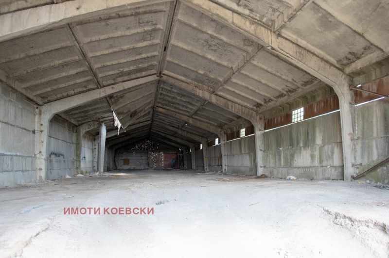 Продава  Пром. помещение област София , гр. Сливница , 3000 кв.м | 27408388 - изображение [6]
