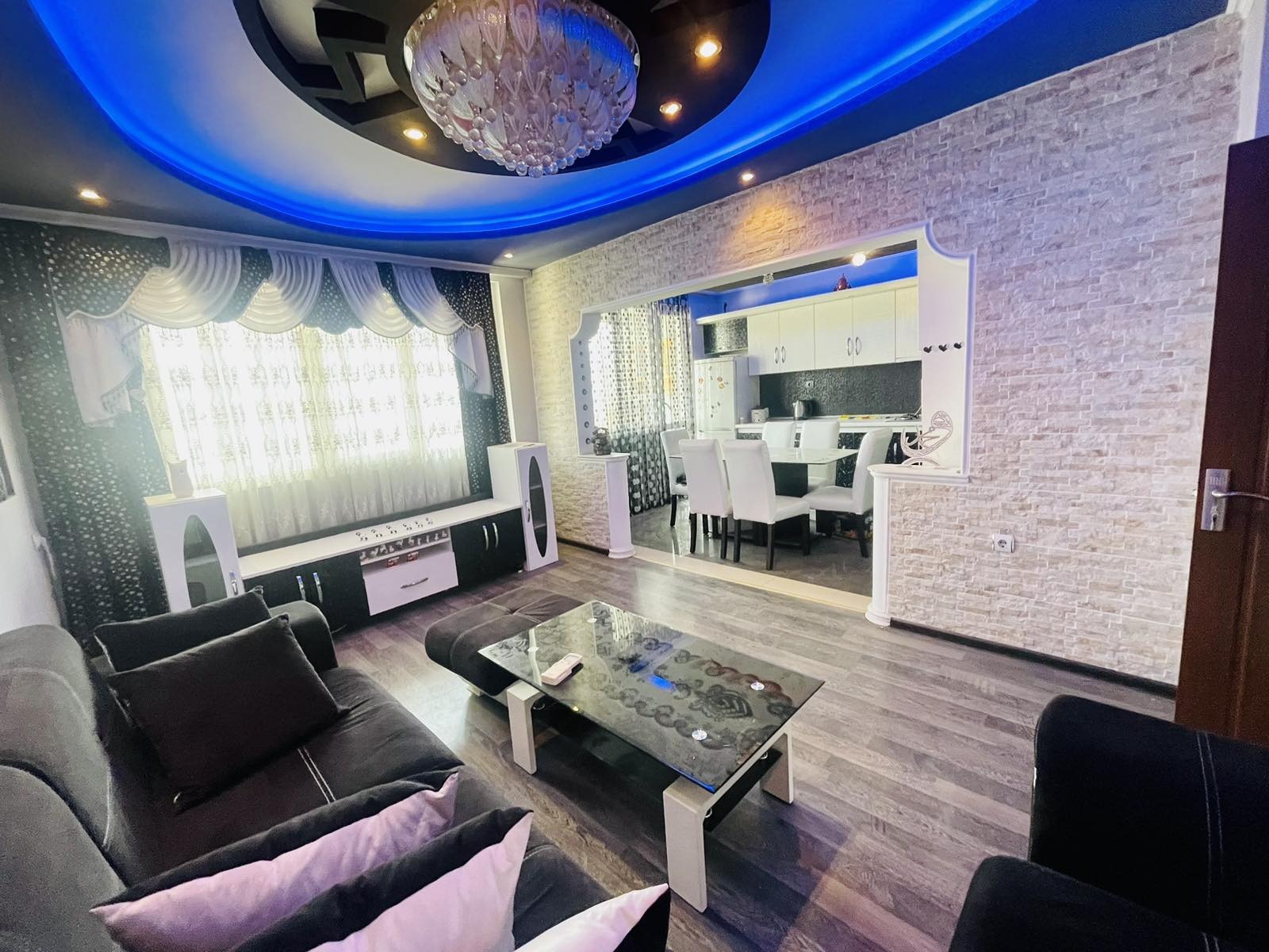 Продава 3-СТАЕН, гр. Шумен, Пазара, снимка 2 - Апартаменти - 54263973