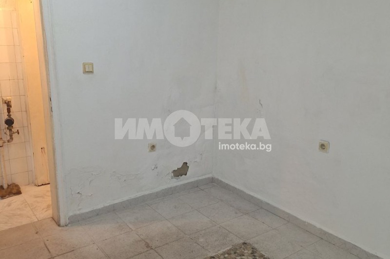 Продава МАГАЗИН, гр. Варна, Зимно кино Тракия, снимка 4 - Магазини - 52688225
