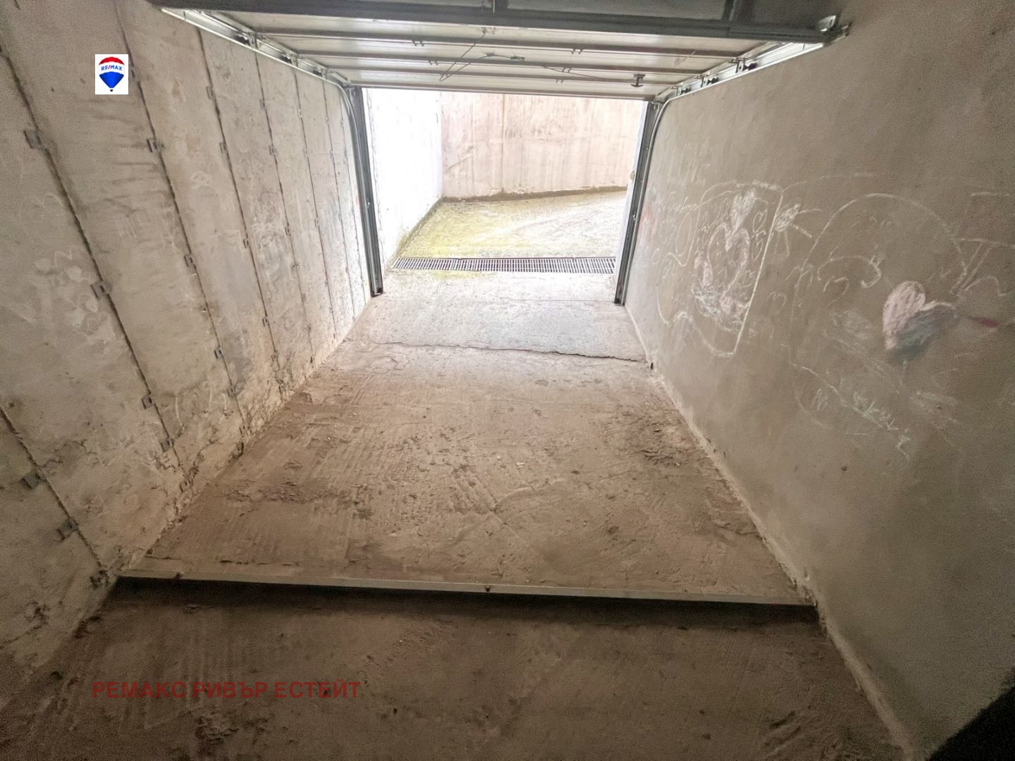 Продава ГАРАЖ, ПАРКОМЯСТО, гр. Русе, Център, снимка 2 - Гаражи и паркоместа - 54122736