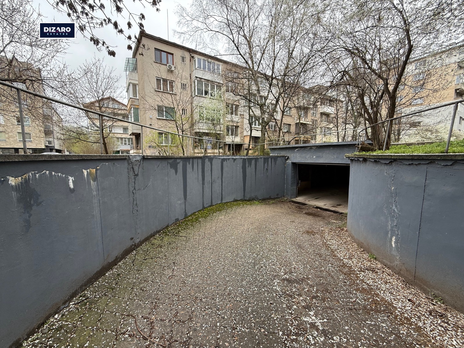 Продава ГАРАЖ, ПАРКОМЯСТО, гр. София, Гео Милев, снимка 1 - Гаражи и паркоместа - 54079084